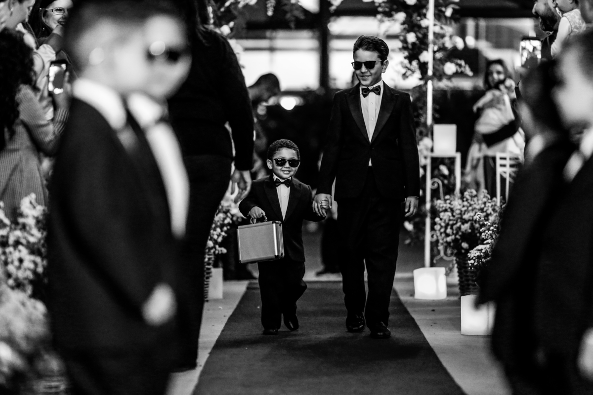 cerimonia vinhedo - casamento kratos vinhedo - entrada aliança com segurança