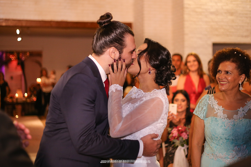 angelinos buffet - casamento campinas - cerimonia de casamento - beijo dos noivos