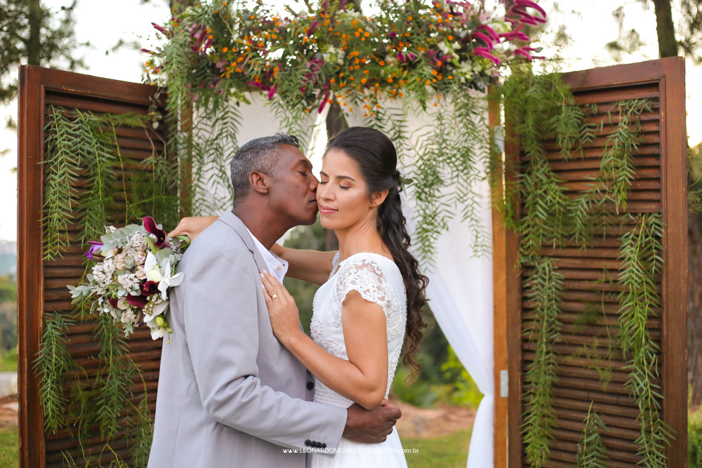 casamento vinhedo ao ar livre - cerimonia de dia - buque da noiva
