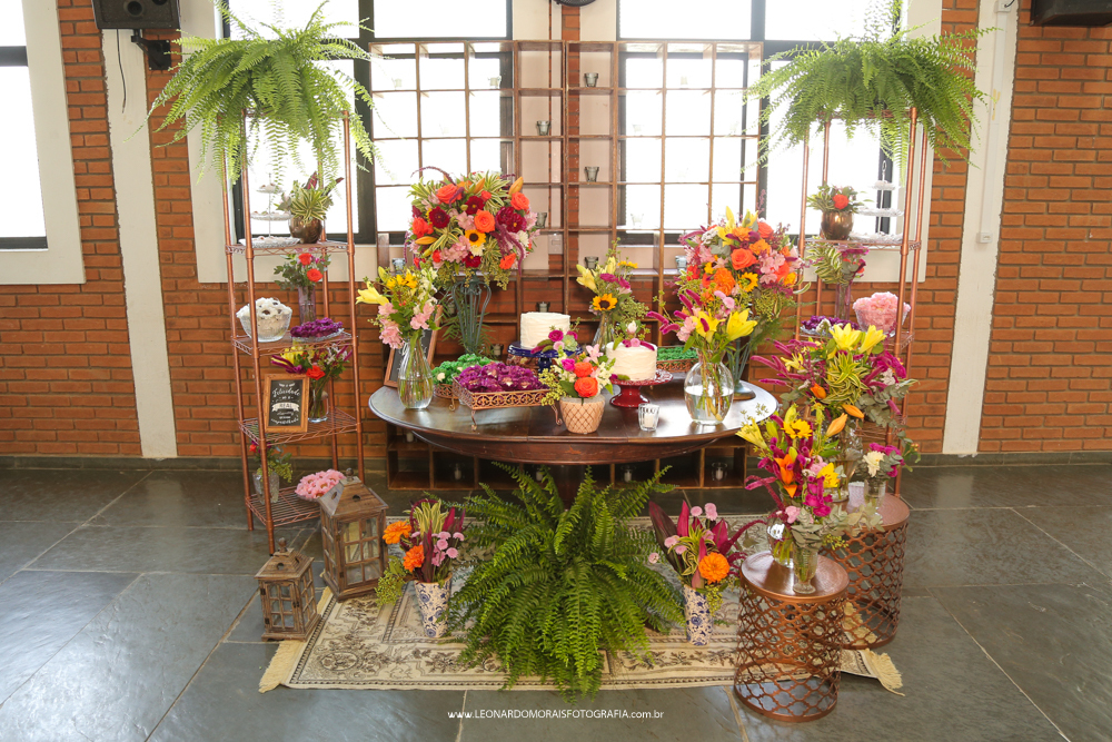 casamento vinhedo ao ar livre - cerimonia de dia - mesa dos noivos