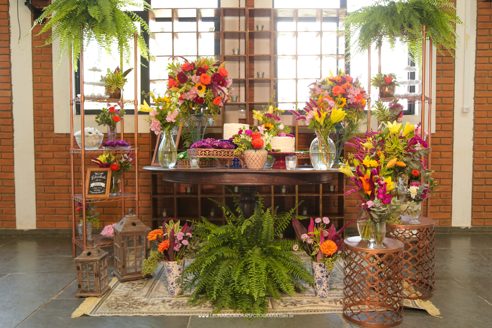 casamento vinhedo ao ar livre - cerimonia de dia - mesa dos noivos