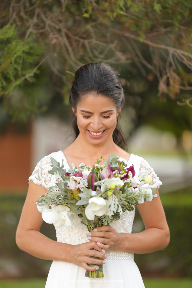 casamento vinhedo ao ar livre - cerimonia de dia - buque da noiva