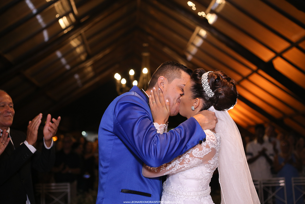 CASAMENTO VINHEDO - CASAMENTO KRATOS - CERIMONIA CRISTÃ - BEIJO DOS NOIVOS