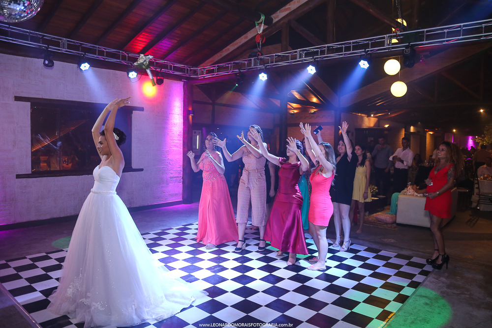 CASAMENTO VINHEDO - CASAMENTO KRATOS - CERIMONIA CRISTÃ - JOGAR O BUQUE DA NOIVA