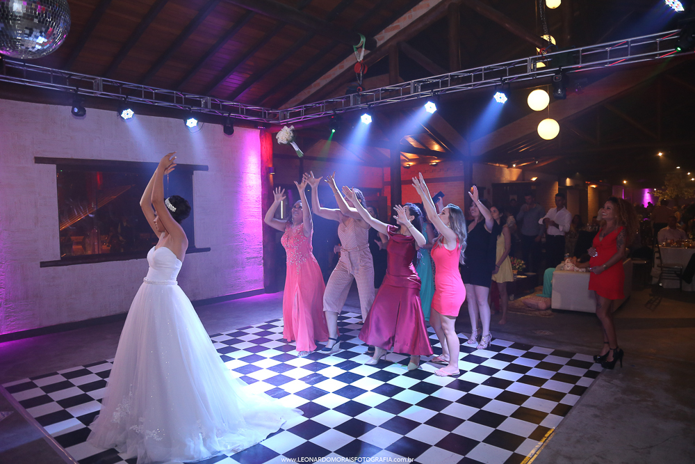 CASAMENTO VINHEDO - CASAMENTO KRATOS - CERIMONIA CRISTÃ - JOGANDO O BUQUE DA NOIVA