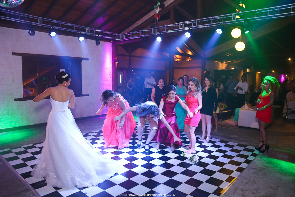 CASAMENTO VINHEDO - CASAMENTO KRATOS - CERIMONIA CRISTÃ - JOGANDO BUQUE DA NOIVA