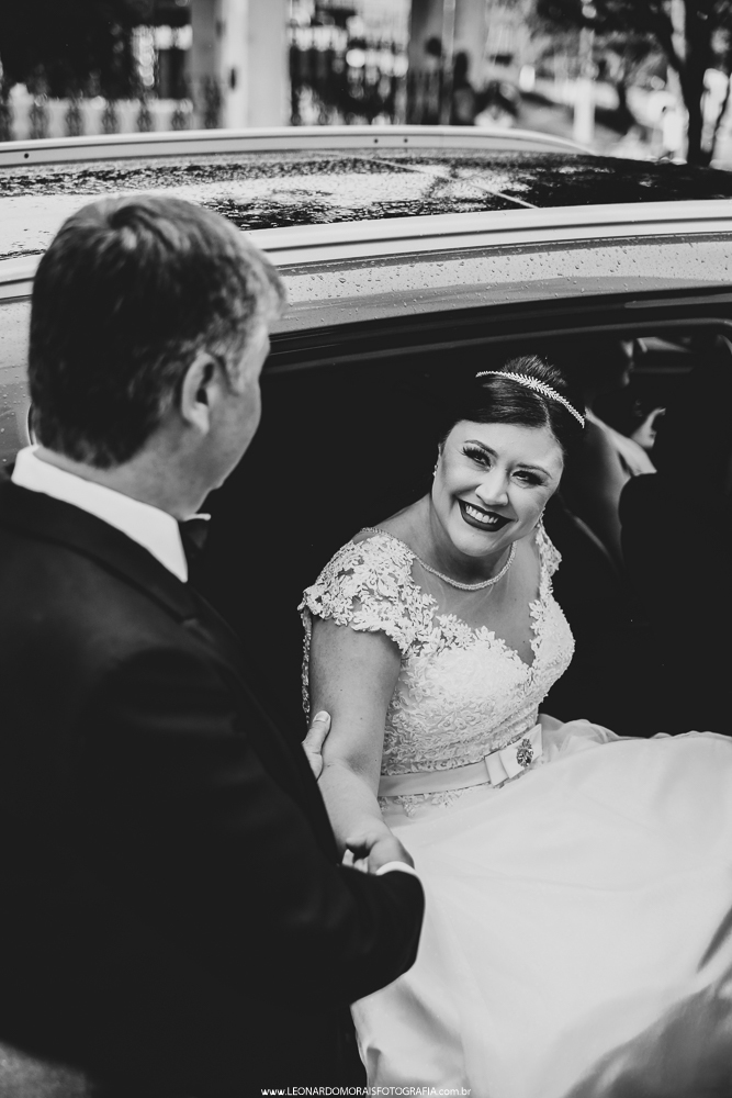 PAI E NOIVA NO CARRO - CASAMENTO LOUVEIRA