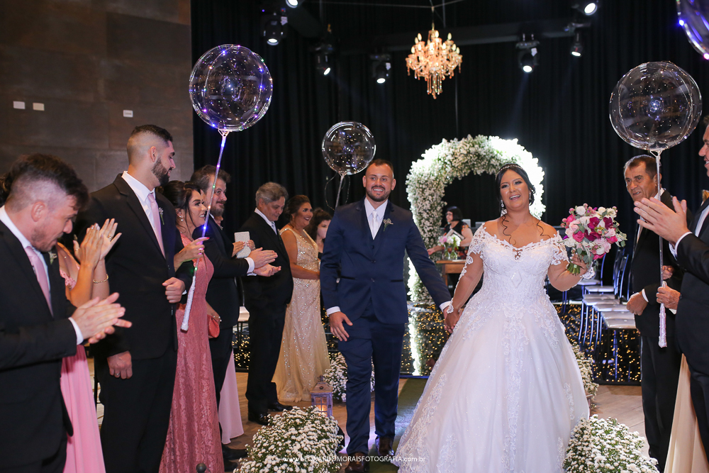 saida-dos-noivos-casamento-casa-palmeira-vinhedo