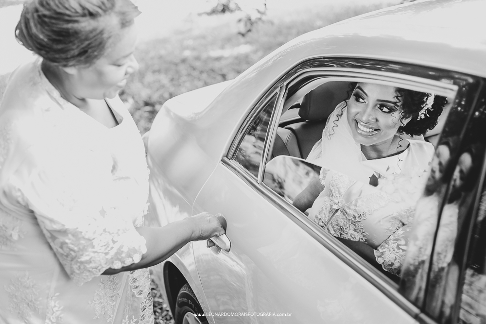NOIVA NO CARRO MAE DA NOIVA NO CARRO