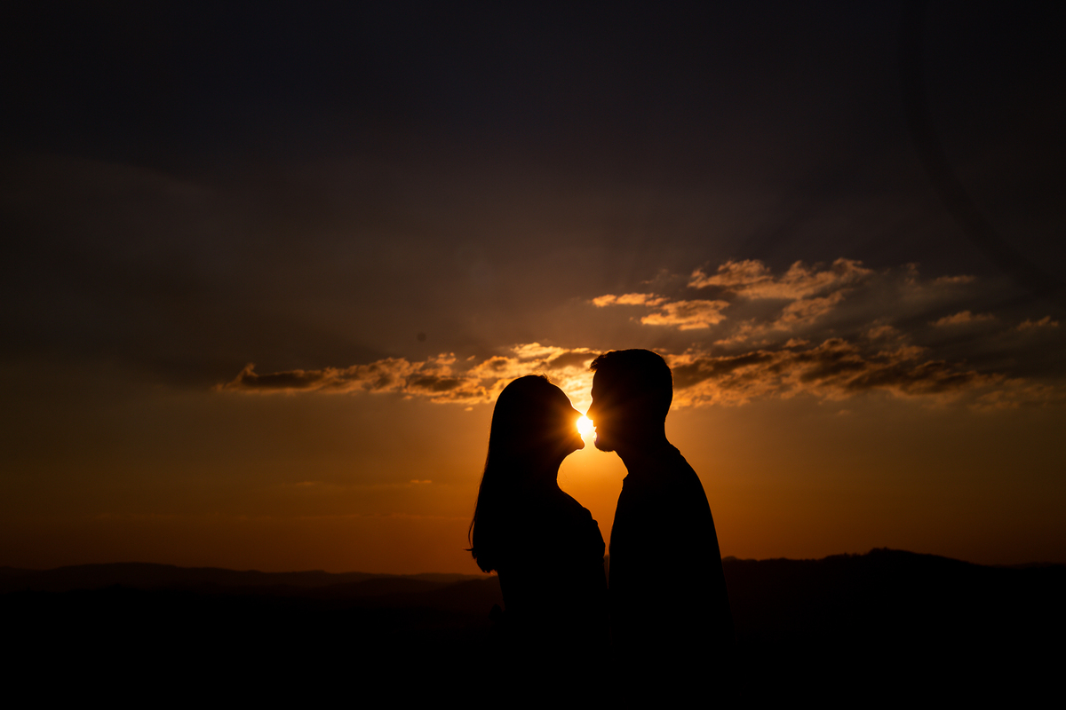 foto por do sol - prewedding - ensaio por do sol - silhueta casal 