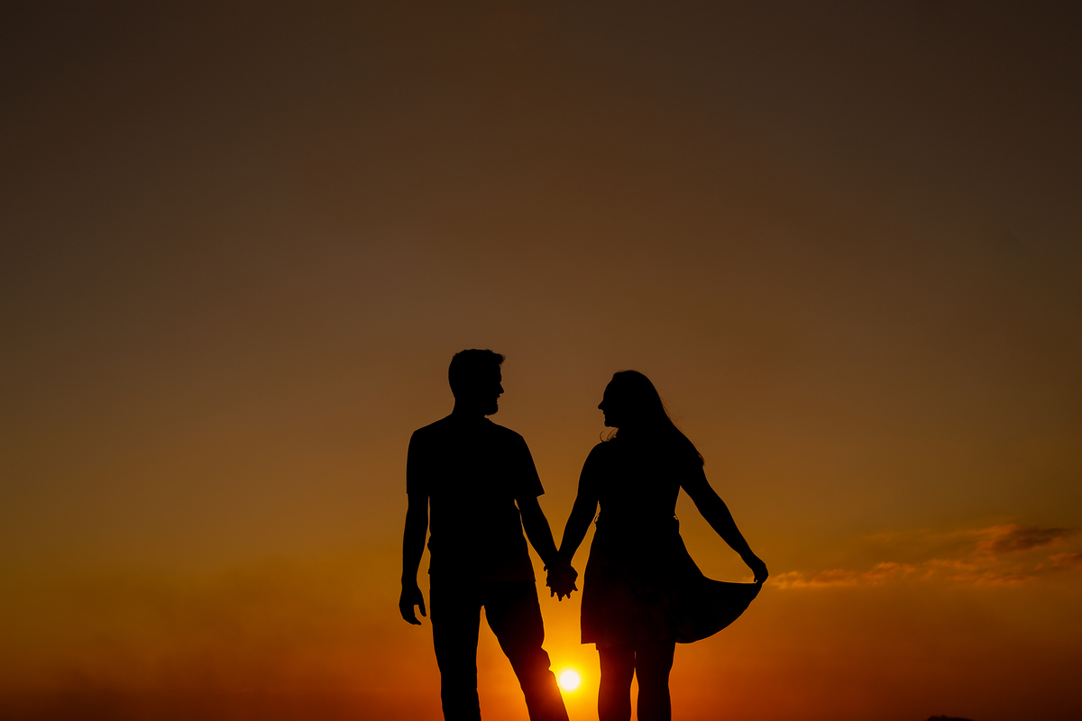 pre wedding- pre wedding morro do capuava - ensaio morro do capuava - ensaio por do sol - silhueta casal  