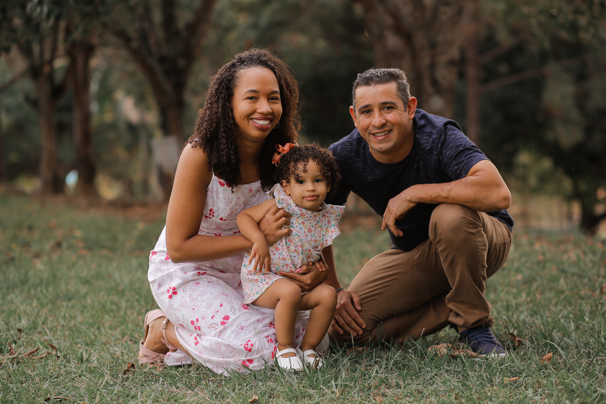 ensaio externo de familia em vinhedo