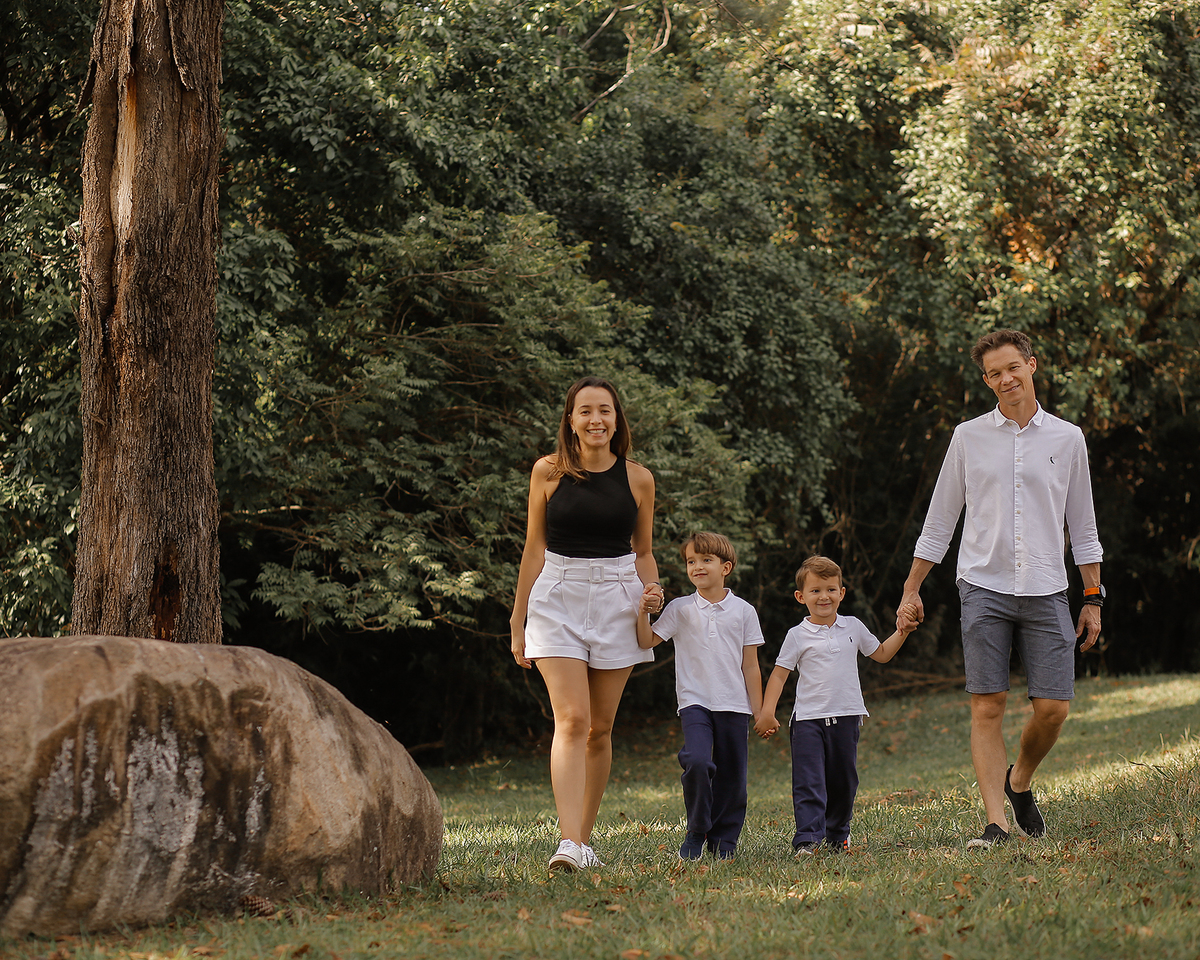 ensaio externo de familia em vinhedo - represa de vinhedo fotos de familia