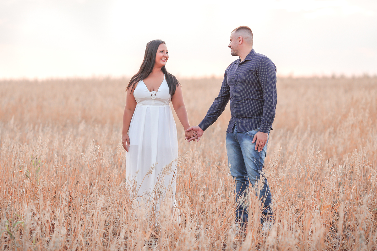 ensaio pre wedding em plantação de trigo holambra