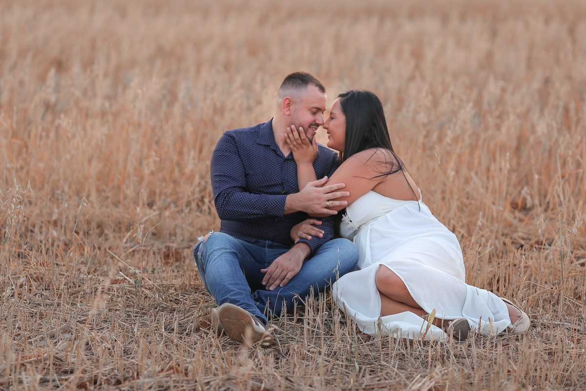 ensaio pre wedding em plantação de trigo holambra
