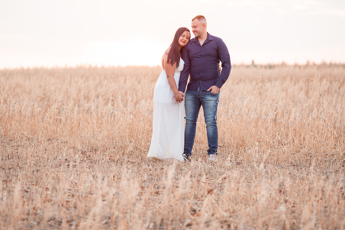 ensaio pre wedding em plantação de trigo holambra