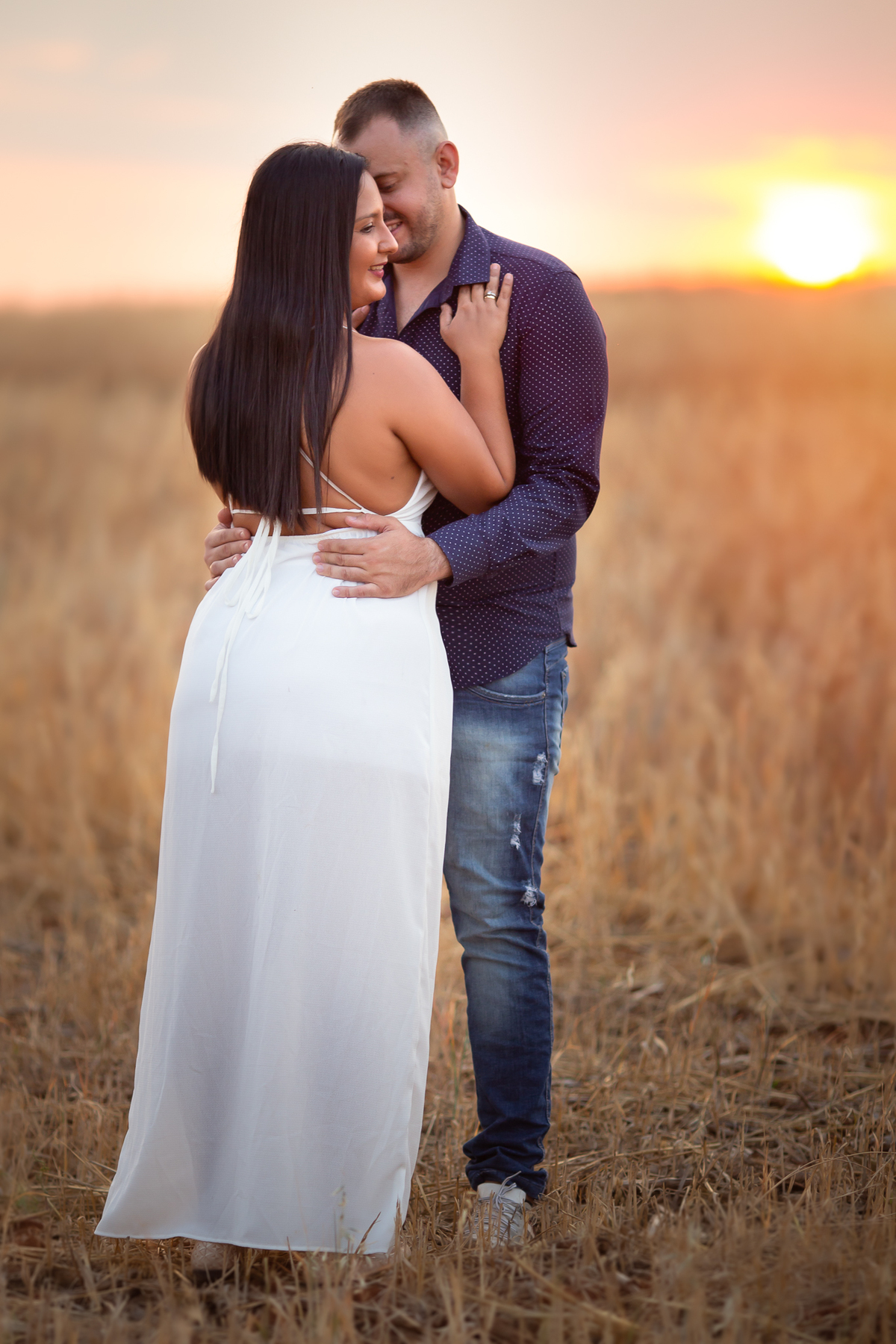 ensaio pre wedding em plantação de trigo holambra