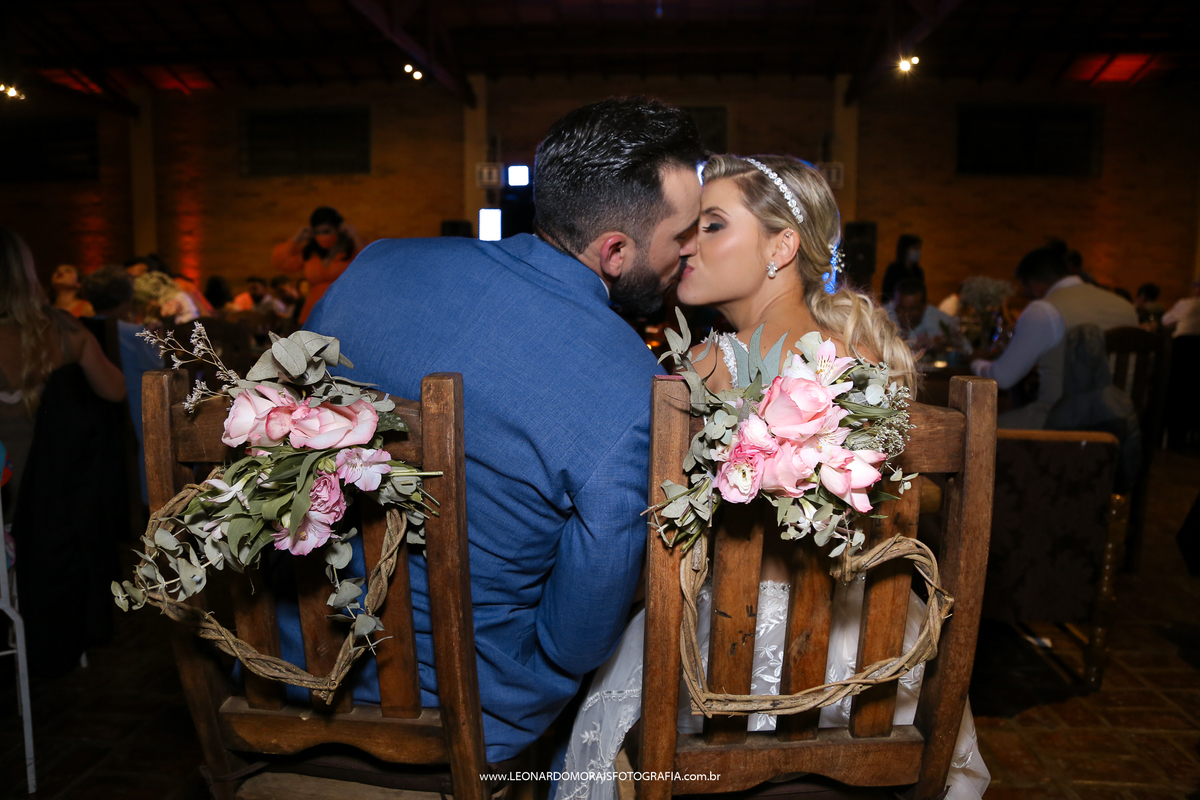 mesa-dos-noivos-jantar-beijo