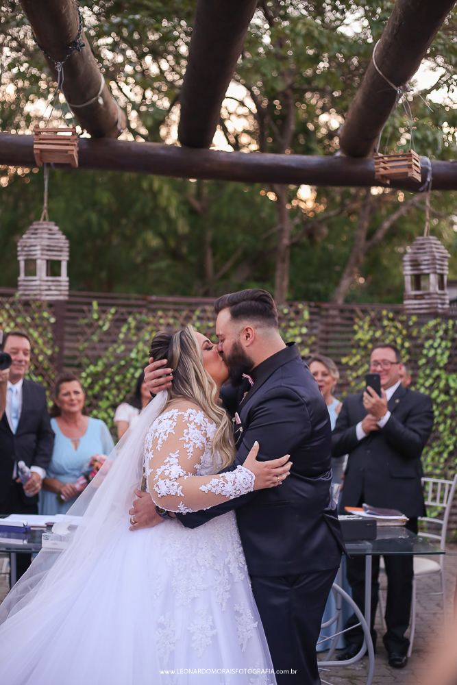 casamento-campinas-cerimonia-ar-livre-beijo-dos-noivos
