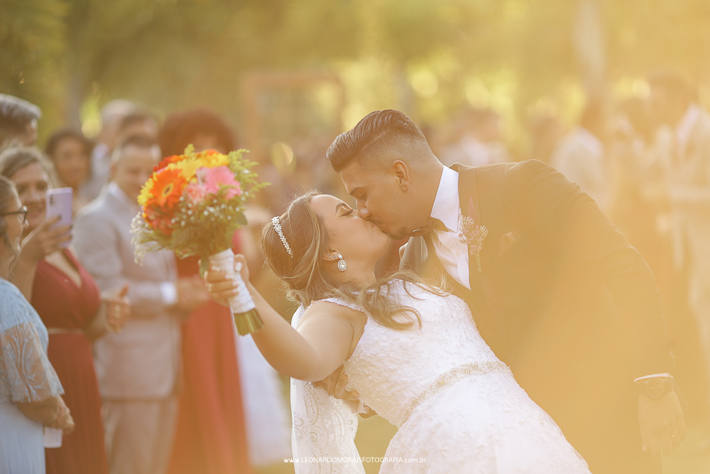 beijo-saida-dos-noivos