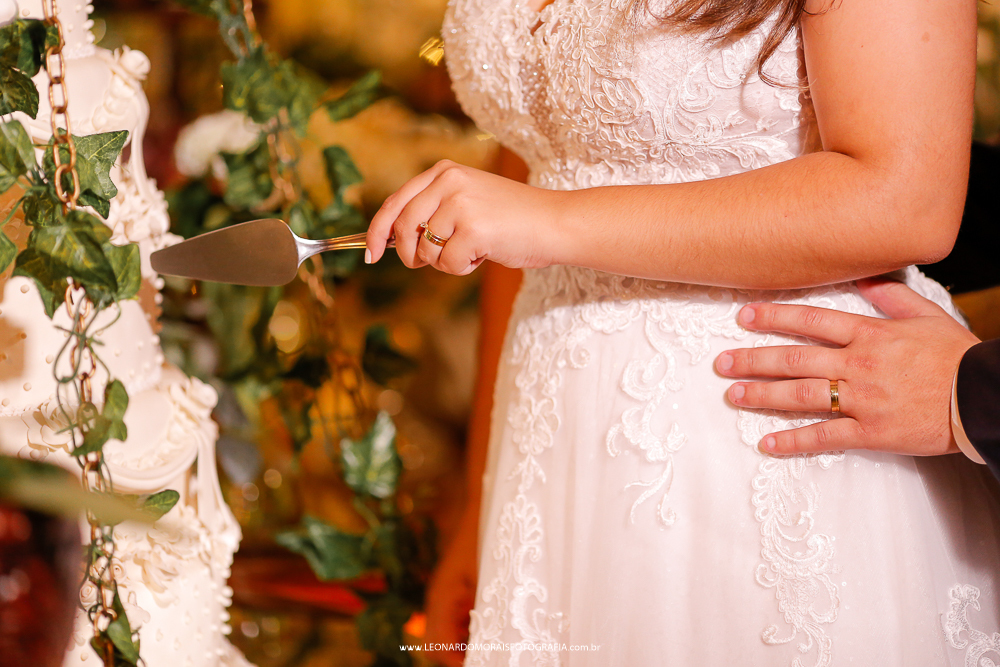 corte-bolo-casamento-foto-classico