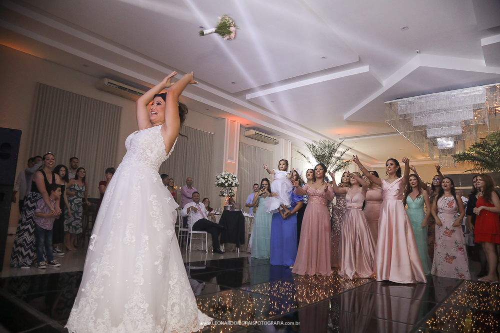 jogando-buque-casamento-foto