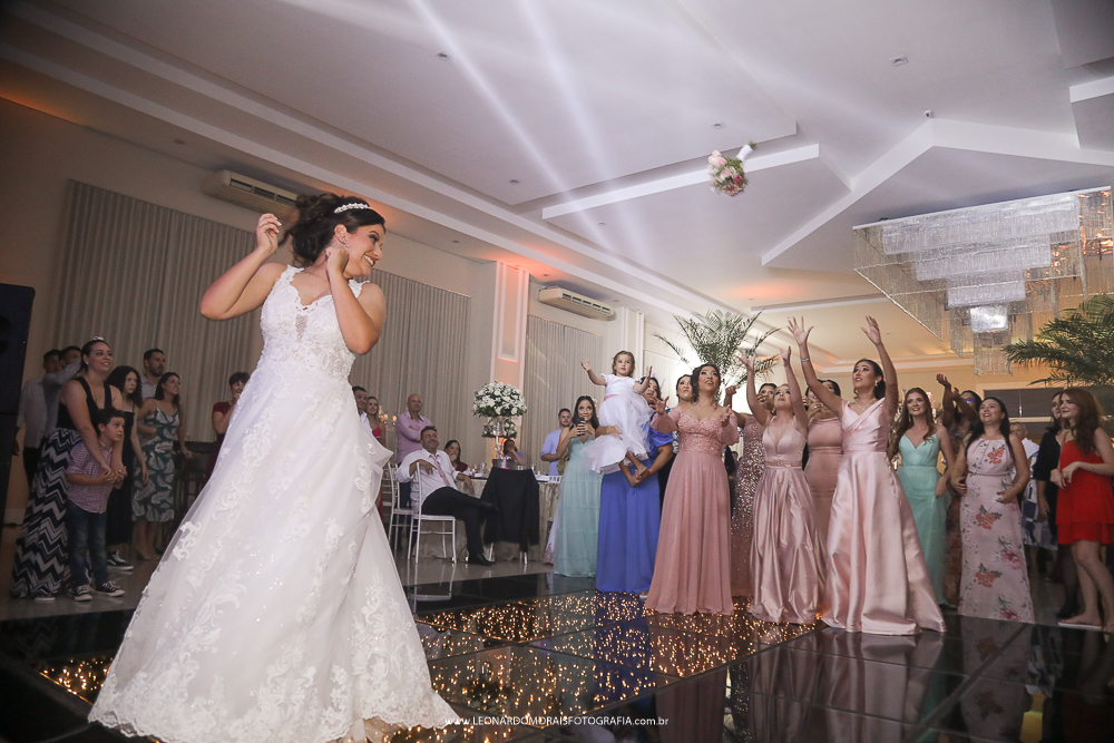 jogando-buque-casamento-foto