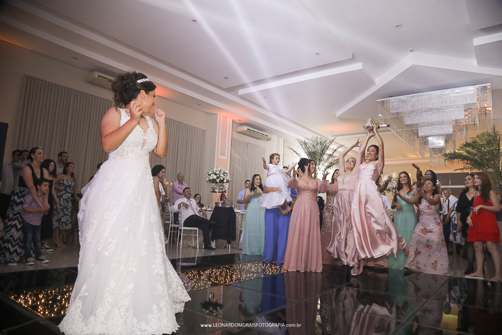 jogando-buque-casamento-foto