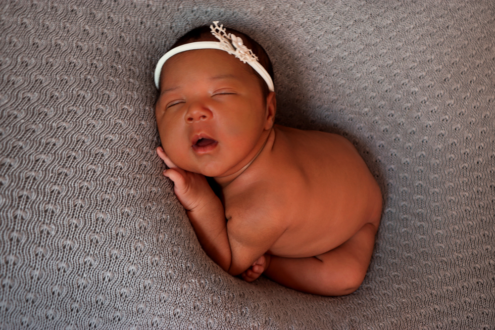 Bebê dormindo, pose coala da fotógrafa Daiana Lima em Santos/SP, sessão Newborn