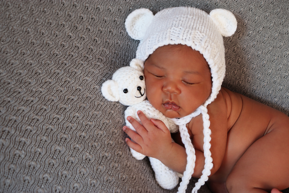 Sessão Newborn
Menina com ursinho e touca urso feita pela fotografa Daiana Lima