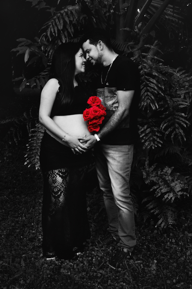 Foto em preto e branco com flores vermelhas, feita pela fotógrafa Daiana Lima em Santos SP