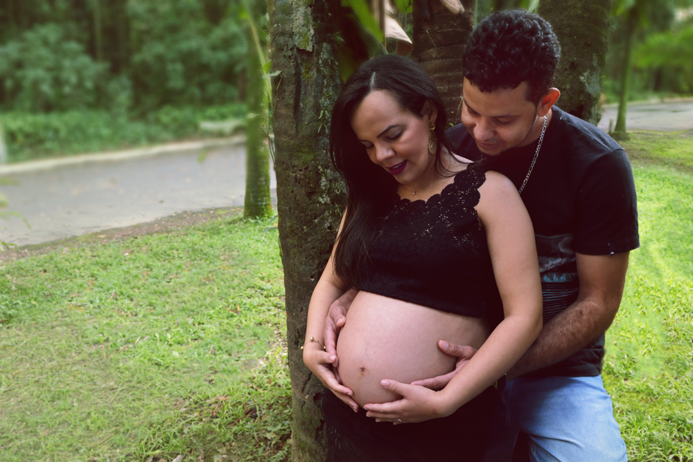 Foto do ensaio gestante realizado no Jardim Botânico de Santos - SP, foto registrada pela fotógrafa Daiana Lima