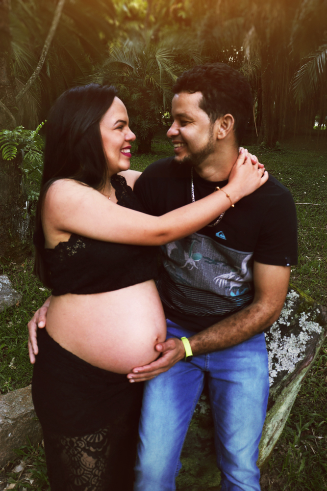 Foto de sorriso espontâneo, natural do papai e mamãe, registrada pela fotógrafa Daiana Lima 