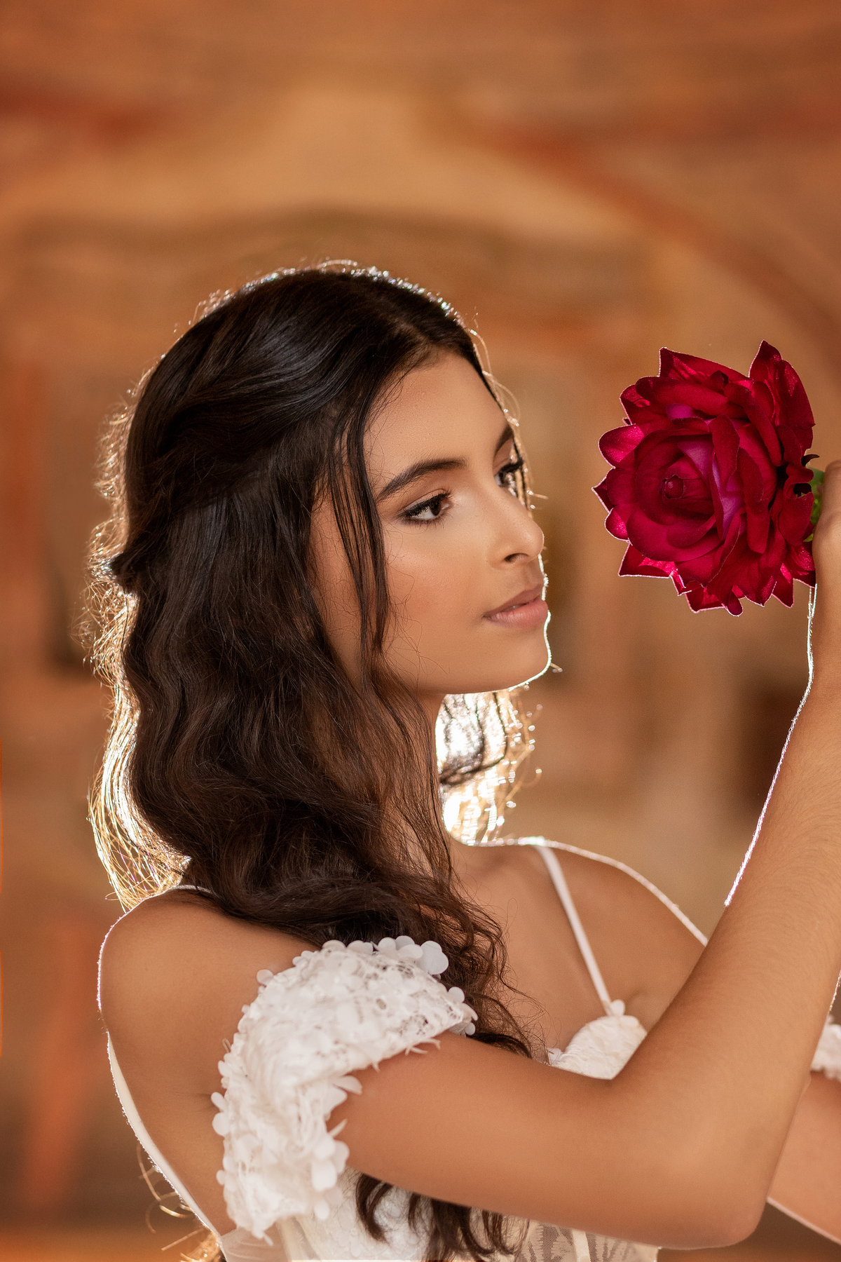 ensaio de debutante com flor vermelha 