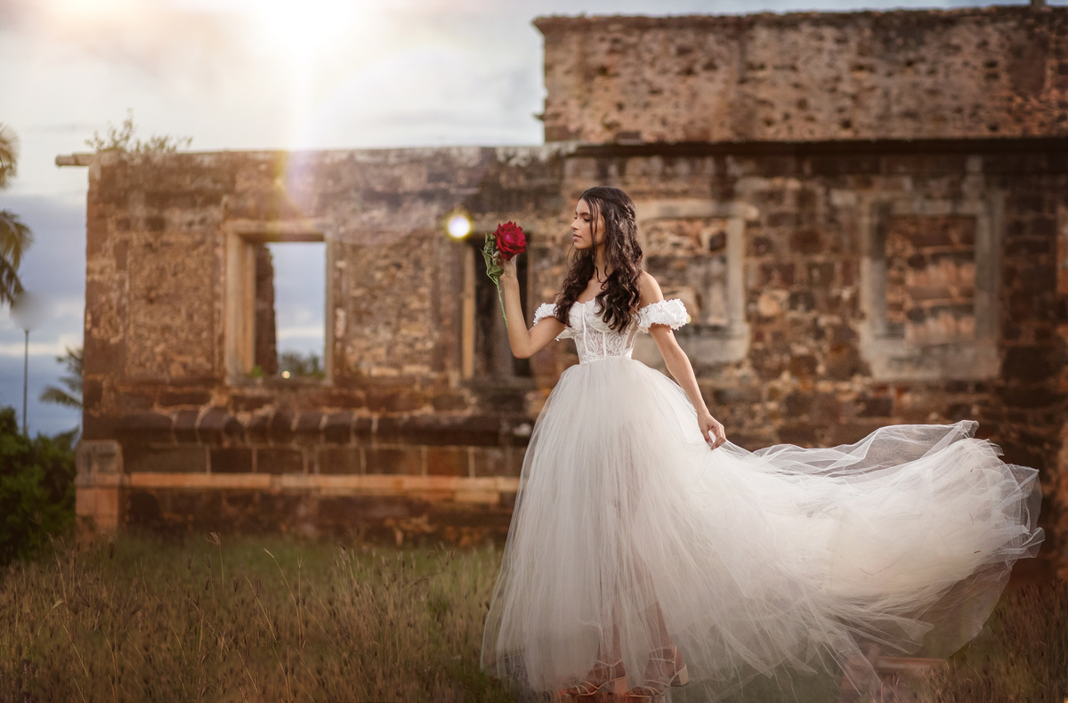 ensaio com vestido branco na Bahia com os melhores fotógrafos e vestido lindo com fundo de castelo e 
