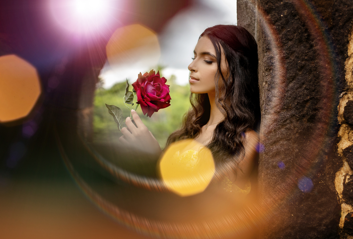 fotos de 15 anos com tema a bela e a fera em Salvador com vestido amarelo e presença dos pais tarde linda de fotos 