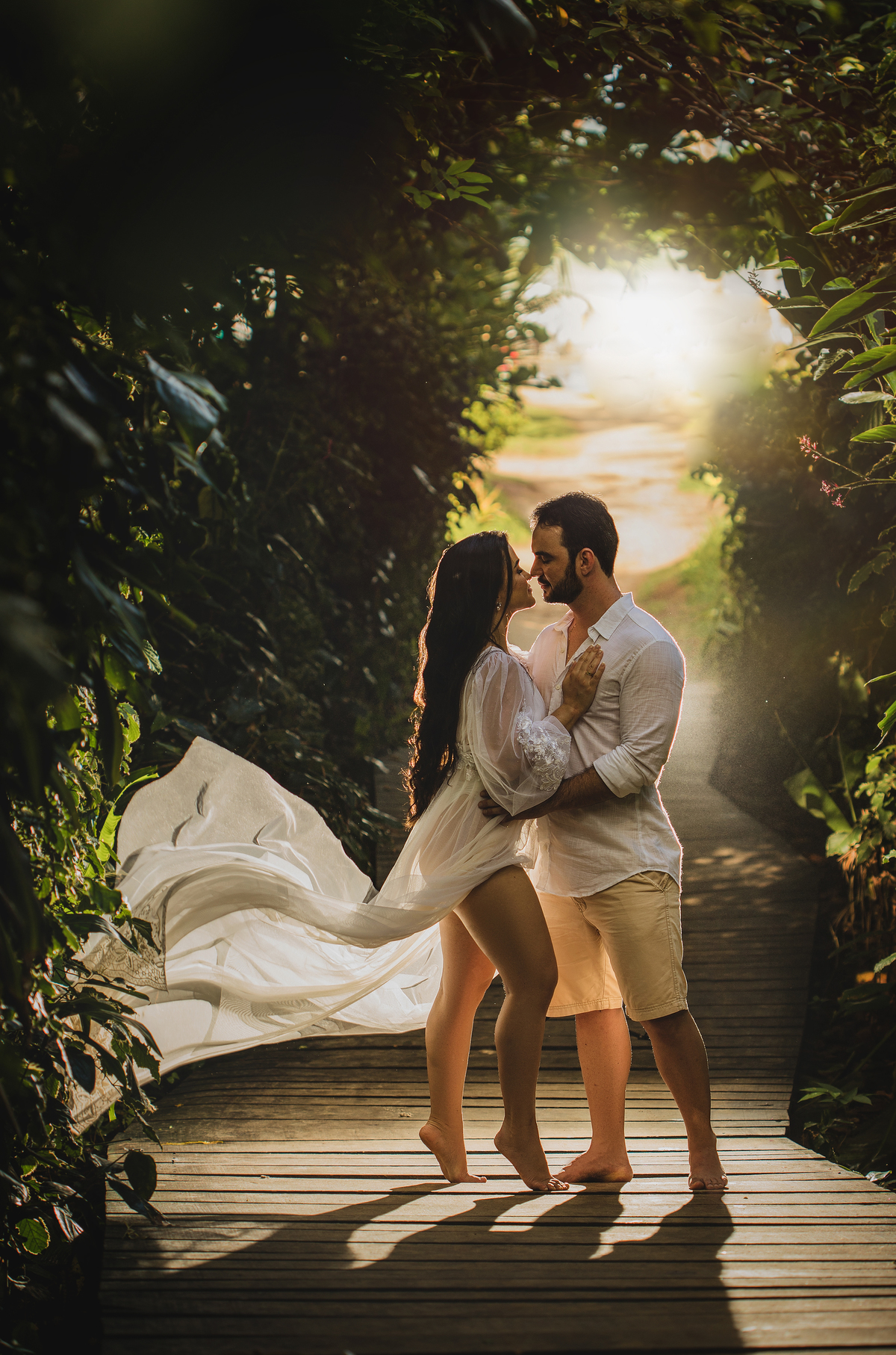 ensaio em Itacaré Bahia com noiva vestida de branco tarde maravilhosa com os melhores fotógrafos da Bahia em ensaio pré casamento