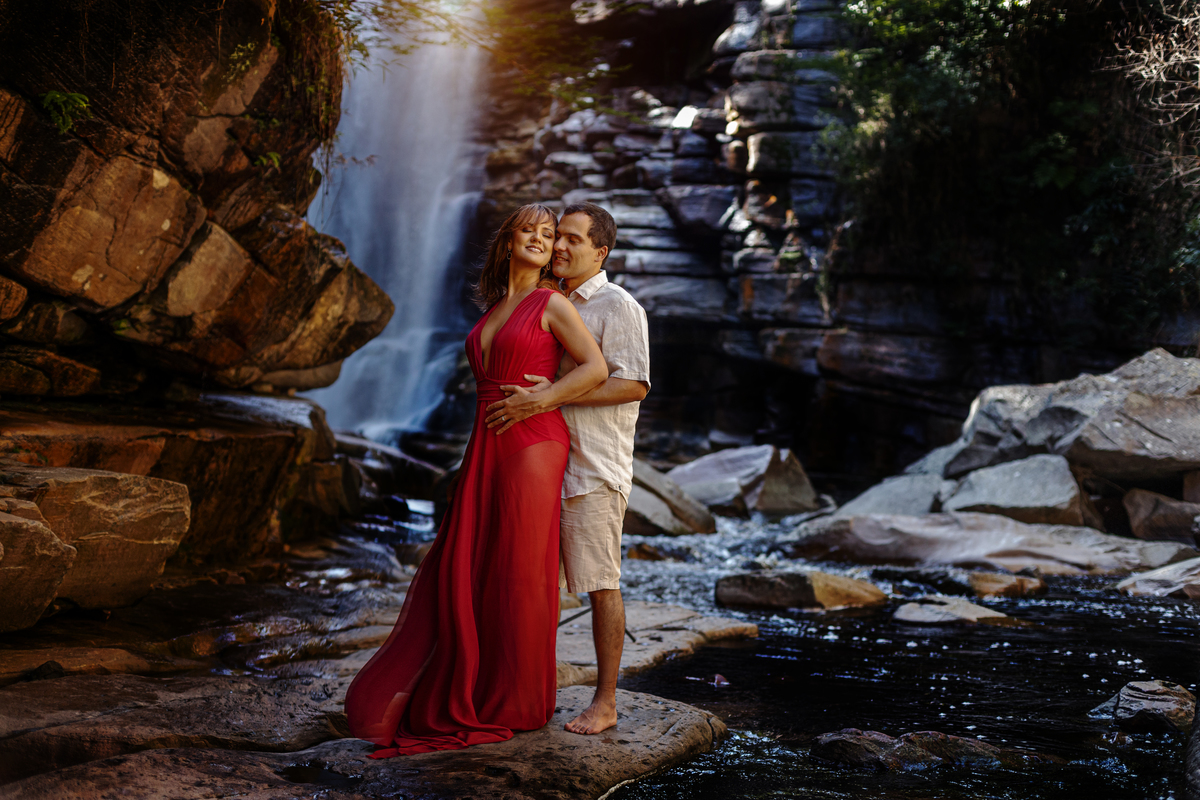 foto na cachoeira com casal apaixonado na Bahia com vestido vermelho 