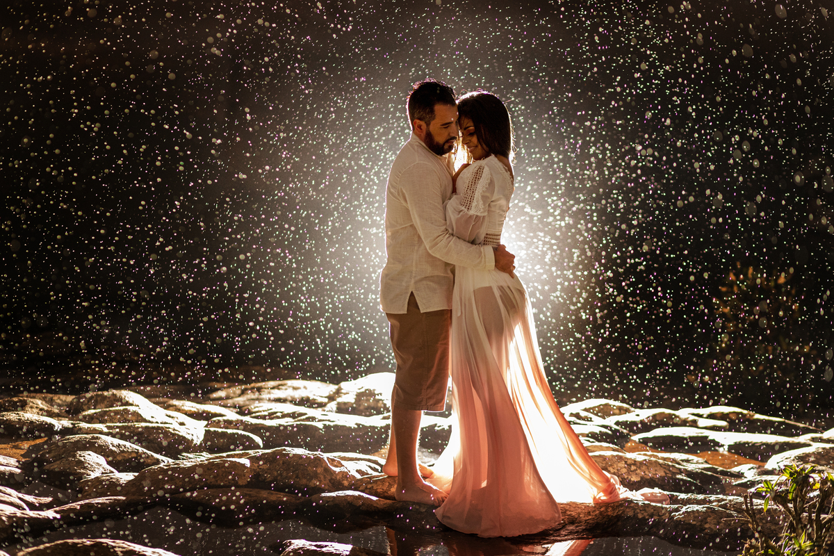 fotografia profissional para casamento e ensaio de casal  com chuva e muito amor ensaio romântico 