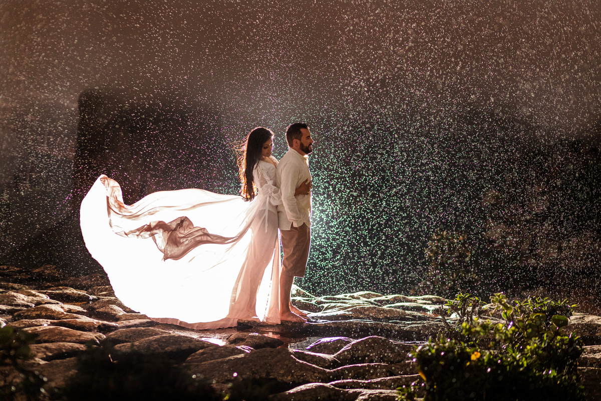 ensaio de casal na chapada Diamantina com chuva e muito amor fotógrafos profissionais 