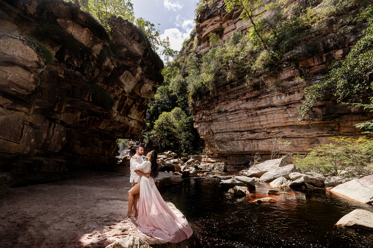 ensaio com lindo vestido de noiva para fotos de casamento na Bahia que foi feito na chapada diamantina 