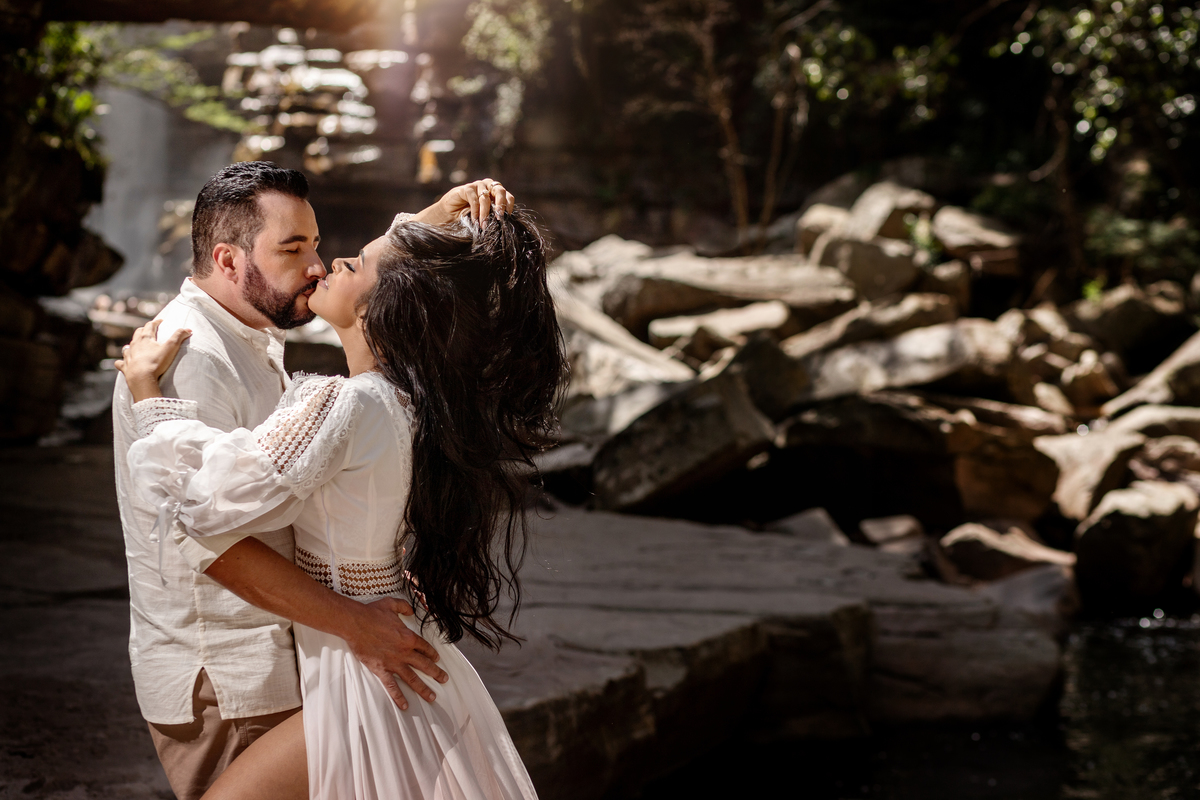 ensaio com lindo vestido de noiva para fotos de casamento na Bahia que foi feito na chapada diamantina  ensaio para noiva 2022
