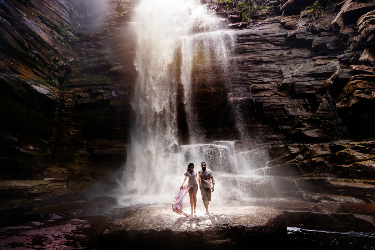ensaio de casal na chapada Diamantina para casamento e fotografia profissional com vestido rosa e muito lindo 