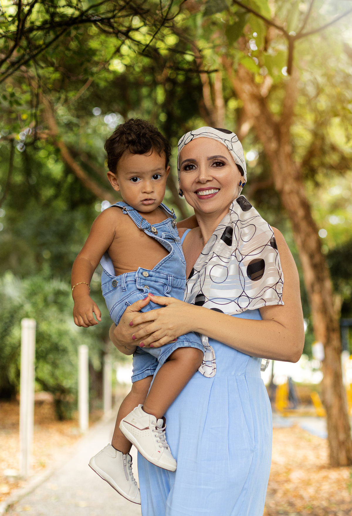 mulher vitoriosa com muito amor e filho 