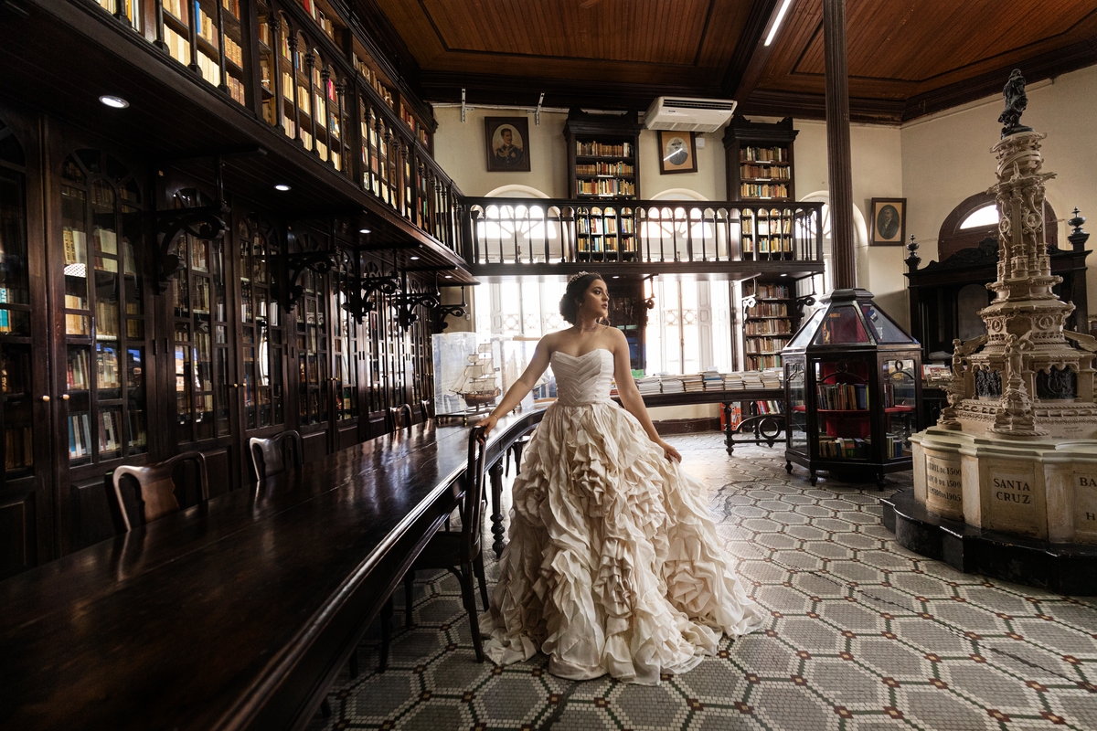 ensaio de debutante com livros em Salvador 