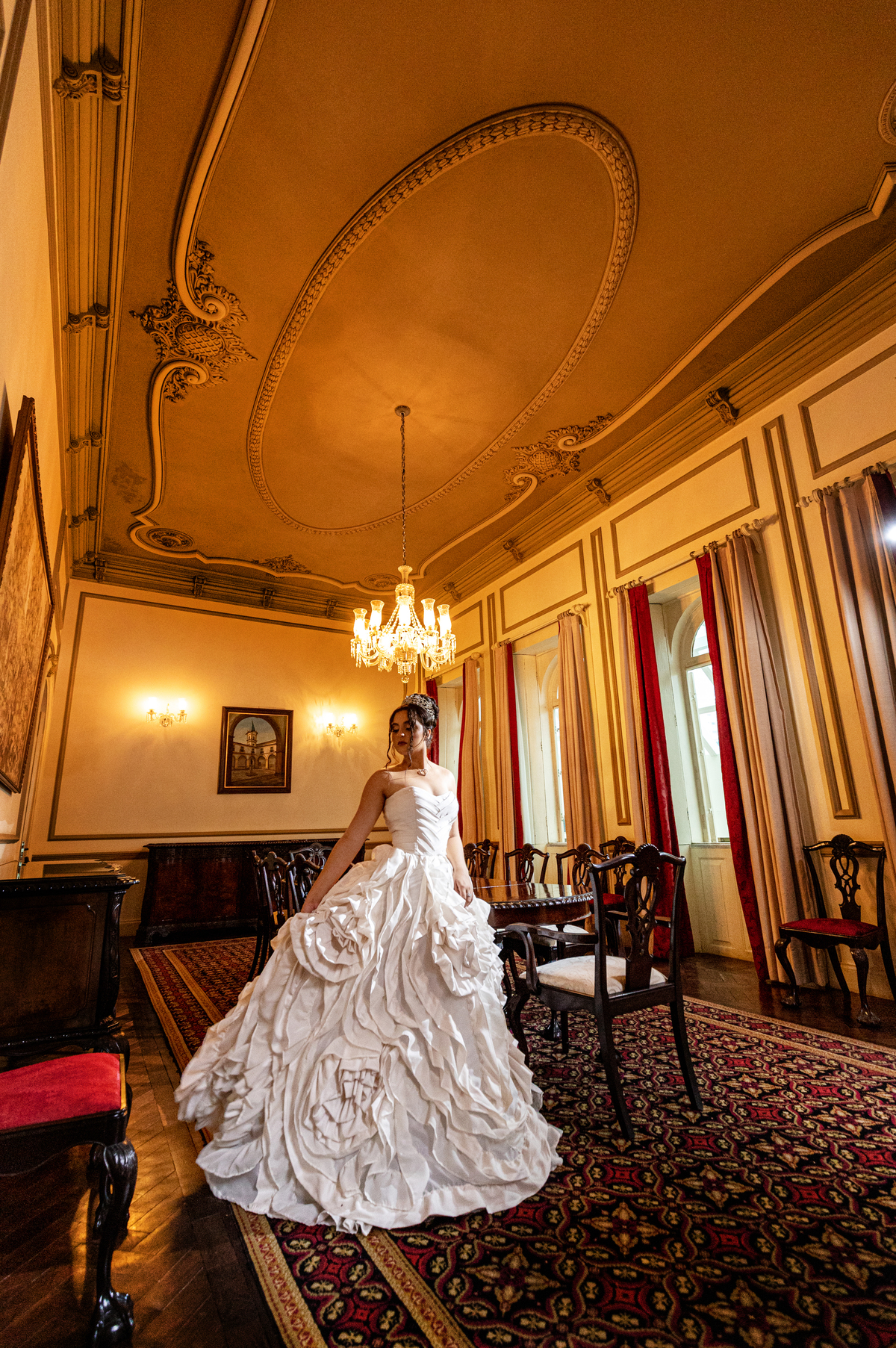 ensaio fotográfico de 15 anos profissionais especializados  com área muito clássica em saio com maquiagem em Salvador 