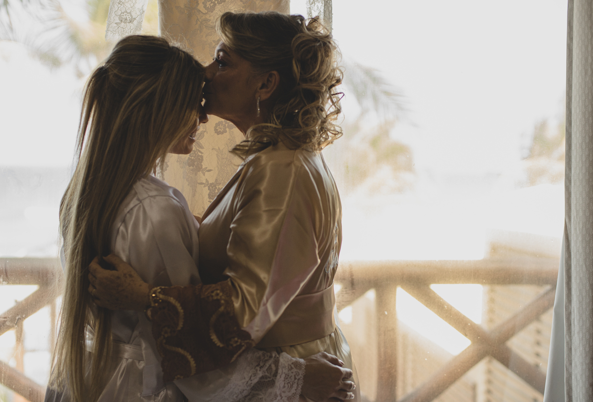 noiva e mãe em casamento na praia de Salvador