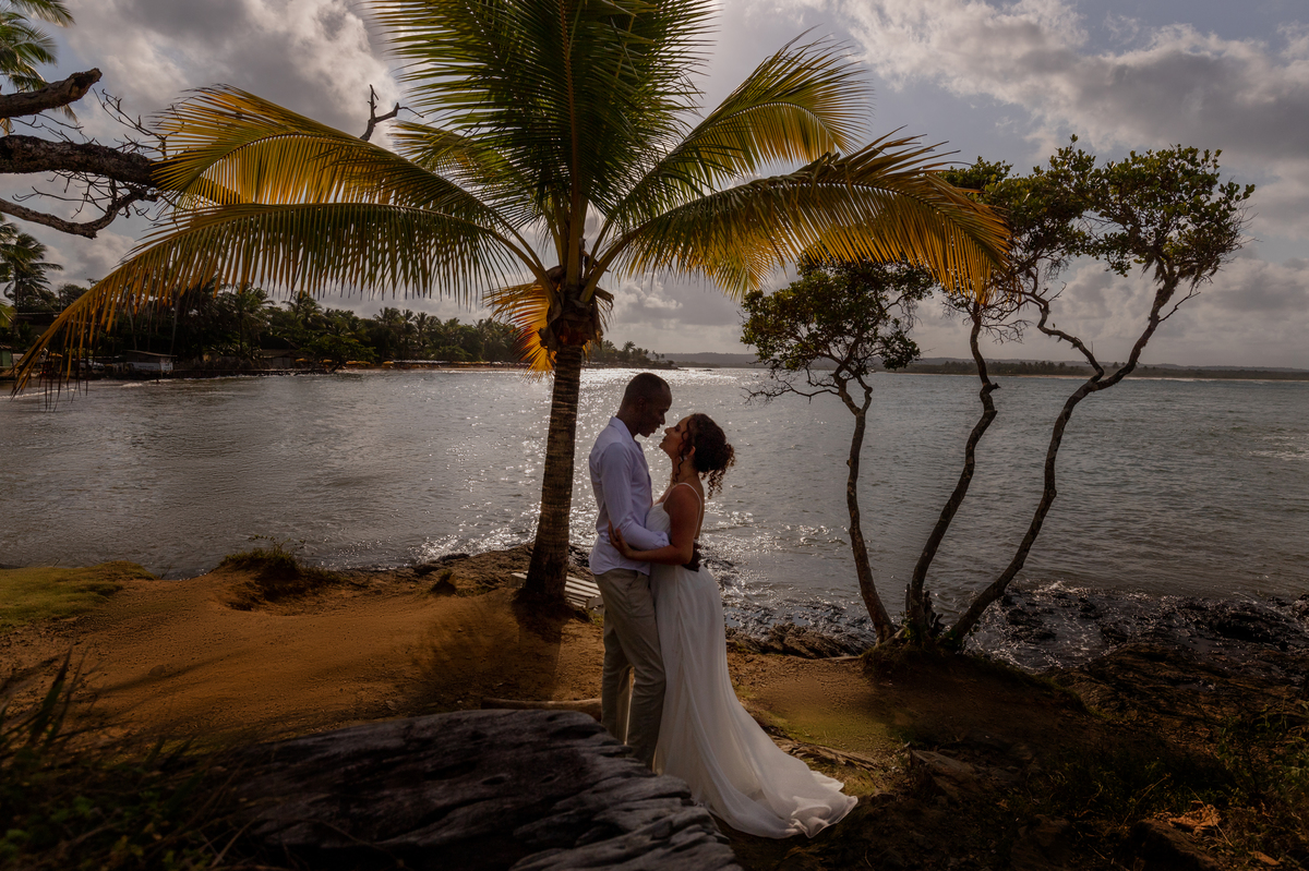 casal fazendo fotos em Bahia com os melhores fotógrafos 