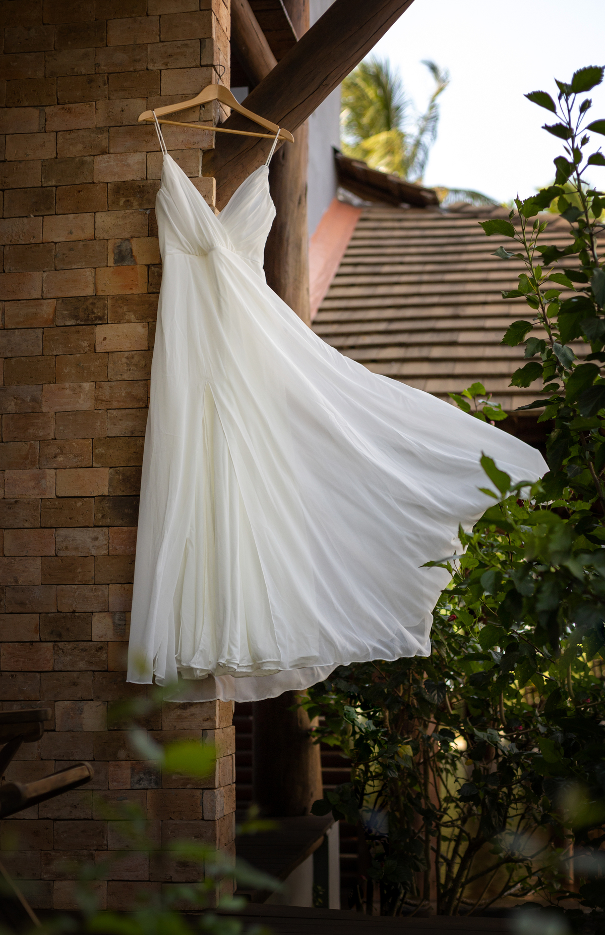 buque de flores desidratadas  e vestido de seda para fotos de casamento 