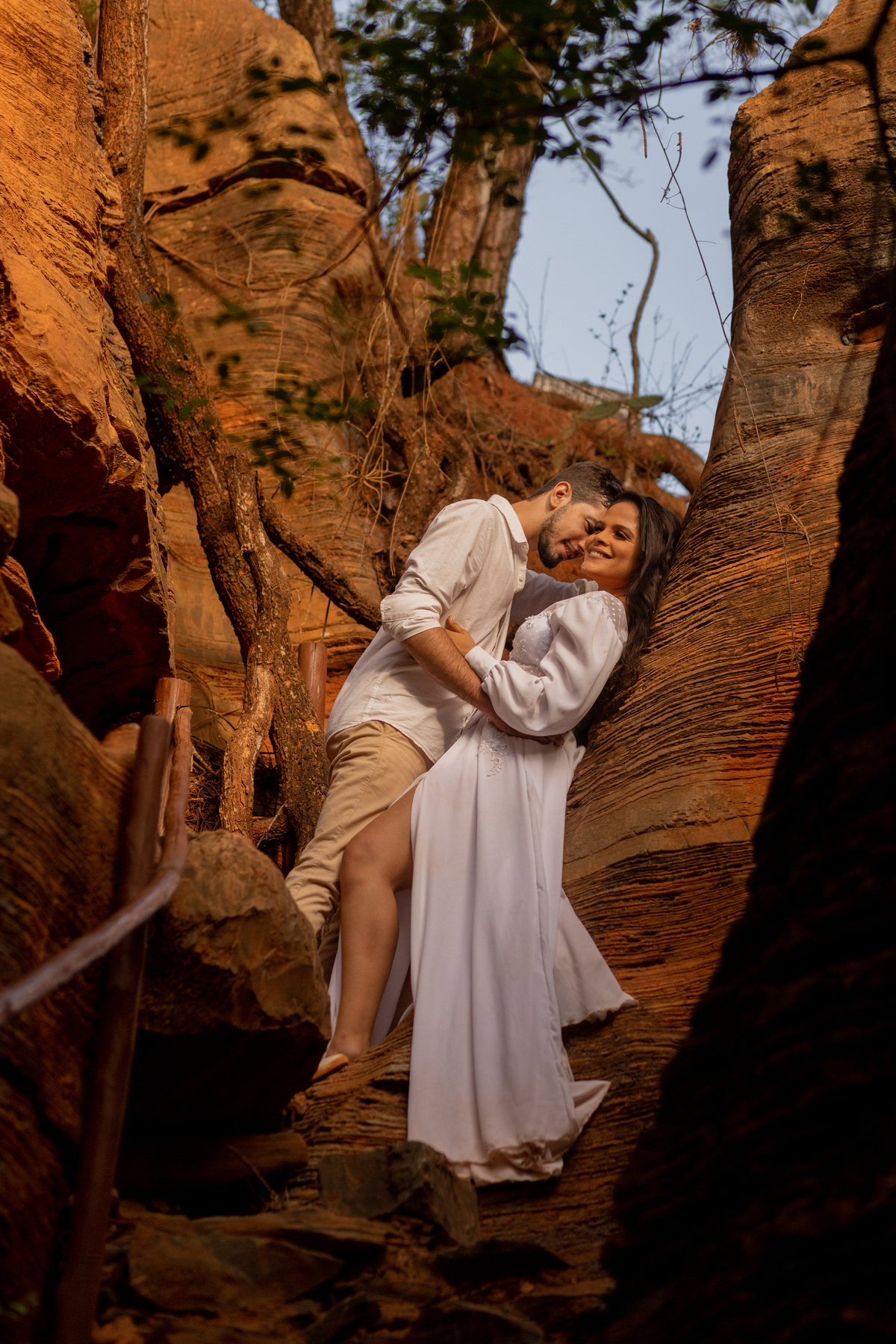 casal evangélico fazendo ensaio ao ar livre 